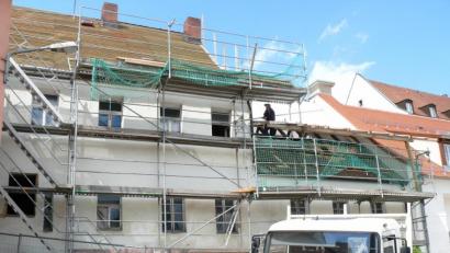 Bild: kgg
Wohnraum in bester Innenstadtlage kann die Stadt Waldsassen anbieten, wenn die Sanierung des Anwesens Brauhausstraße 2 abgeschlossen ist.