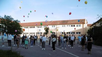Bild: mma
Mit besten Wünschen ließen die Schüler Ballons steigen.