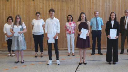 Bild: weu
Rektor Werner Winderl (rechts) und Konrektor Rudi Schneider (links) freuen sich mit den Klassenleitern der 9. und 10. Jahrgangsstufen über die guten Ergebnisse von Lena Fichtinger (9A), Theresa Hammer (9BG), Sebastian Killermann (9CM), Anja Karl (10A), Theresa Brenner (10BG) und Carina Frisch (10BG) (von links).
 