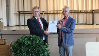 Bild: jzk
Realschuldirektor German Helgert (links) überreichte Alfons Nickl seine Ruheversetzungs-Urkunde.