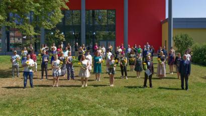 Bild: njn
Jeder Absolvent erhielt bei der Abschlussfeier des Berufsbildungszentrums eine Sonnenblume. Mit auf dem Bild Bürgermeister und Vorsitzender des Trägervereins Johannes Reger (vorne, rechts) und Schulleiterin Hannelore Doleschal (zweite Reihe, rechts).