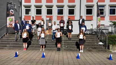 Bild: exb
Alle Absolventen mit einer Eins vor dem Komma an der Gustl-Lang-Wirtschaftsschule: Die drei besten sind (vorne, Mitte) Paula Feneis und Alea Stöckl, in der zweiten Reihe zwischen den beiden jungen Frauen steht Aleksander Szumilas.