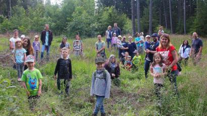Bild: wro
108 junge Bäume tragen die Vornamen der Paten aus dem Kinderhaus Sankt Marien. Die Namens-Kärtchen brachten die Mädchen und Buben selbst an. Initiiert wurde die Patenaktion von Nicole Fürst (Zweite von rechts). Rechts im Bild Karsten Heßing vom Amt für Ländliche Entwicklung.
