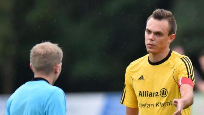 Bild: A. Schwarzmeier
Sandro Hösl (rechts), Torjäger und Kapitän des Kreisligisten TSV Erbendorf, bei einer Diskussion mit dem Schiedsrichter.
