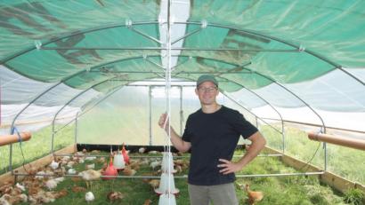 Bild: exb
Bei seinen Hühnern fühlt sich der junge Landwirt Veit Straßer, der gebürtig aus Schirmitz stammt, am wohlsten. Sein erster Weg am Morgen und sein letzter Gang am Abend führen ihn auf die Wiese zu den mobilen Ställen seiner 600 Masthühner.