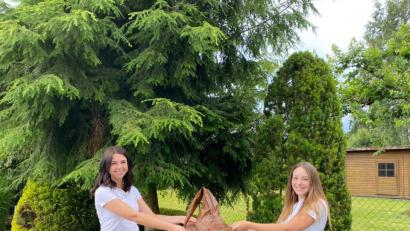 Bild: fla
Lisa Prem (links) und Jessica Wührl (rechts) präsentieren den fertigen Zauberhut. Mit einer Videoanleitung, die die Trainerinnen der Kindergarde eigens für das Ferienprogramm angefertigt haben, kann der Hut ganz leicht nachgebastelt werden.