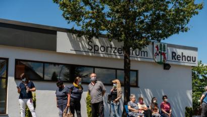 Bild: Nicolas Armer/dpa
Menschen stehen Schlange, um sich bei einer mobilen Corona-Teststation in Rehau auf das Virus testen zu lassen. Nachdem in den vergangenen Tagen 15 Personen in Rehau positiv auf das Coronavirus Sars-Cov-2 getestet worden sind, stellt der Landkreis bis zum 24. Juli ein Testmobil bereit.