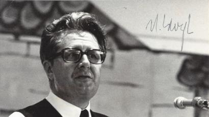 Bild: Josef Hottner/exb
1973 kam Hans-Jochen Vogel als damaliger Bundesbauminister nach Schwandorf. Er besichtigte die Altstadt und sprach in der damals noch existierenden TSV-Turnhalle. Viele Jahre später signierte Vogel das Foto, als er SPD-Kanzlerkandidat war und erneut in Schwandorf auftrat.