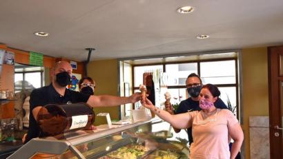 Bild: Andreas Royer
Oberpfalz-Medien und Eis Europa in der Rosenberger Straße sorgten am Montag für Abkühlung mit zwei Kugeln Eis.