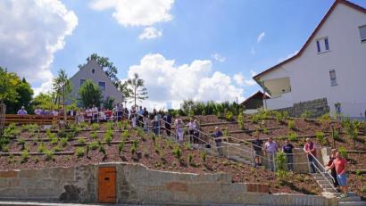 Bild: fvo
Eine Augenweide ist der neue Schäfereiranger am Ortseingang von Waldthurn, mit der Treppe, die sechs Höhenmeter von der Bahnhofstraße zur Schäferei überbrückt.