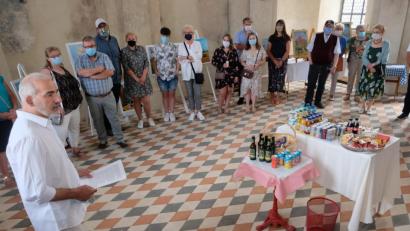 Bild: do
Auf ein großes Publikumsinteresse stieß schon die Vernissage in der Wieskapelle Speinshart. Die Besucher begrüßte Ausstellungsleiter Johannes Janner (li)