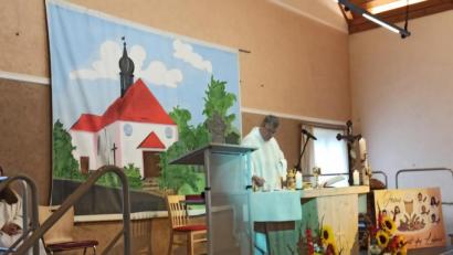 Bild: do
Den Festgottesdienst zum Patrozinium im Saal des Gemeindezentrums zelebriert Pfarrer und Prior Adrian Kugler.