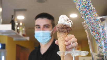 Bild: Gabi Schönberger
In der Neustädter Eisdiele "Il Gelato Eiscafé" freuen sich die Mitarbeiter schon auf die Besucher der Oberpfalz-Medien-Eisaktion.