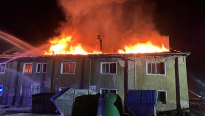 Bild: THW Weiden – Thomas Schiller
Das verlassene Gebäude am Bahnhof stand in der Nacht zum Samstag in Flammen.