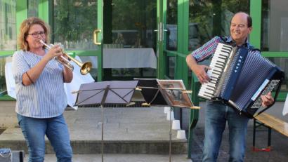Bild: u
Nach 43 Jahren, 25 davon an der Hirschauer Grundschule, wird Lehrer Alois Feyrer (rechts) in den Ruhestand verabschiedet. Rektorin Birgit Härtl bezeichnet ihn in ihrer Laudatio als „Musikfachmann der Schule“. Feyrer verabschiedet sich denn auch musikalisch. Er greift zum Akkordeon, Fachlehrerin Regina Rester-Achhammer (links) zur Trompete, die beiden lassen eine flotte Polka erklingen.