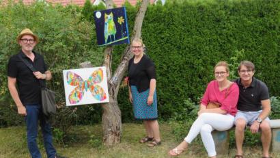 Bild: ow
Hobbymalerin Cheryl Frank (Mitte) hat zu ihrer ersten Vernissage mit dem Titel „Kunst im Garten“ eingeladen. Ihre Gäste sind von den Werken beieindruckt.