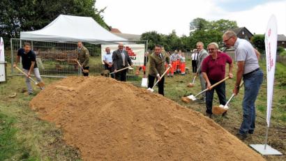 Bild: ubb
Benedikt Fuchs vom Architekturbüro Kartini, Frank Zirngibl, Rettungdienstleiter Ost, Bauleiter Max Wittmann, Bürgermeister Klaus Meyer, Regionalvorstand Ostbayern, Martin Steinkirchner, Landrat Roland Grillmeier, Josef Böhm von der Baufirma Böhm und Alfred Rast, Zweckverband Rettungsdienst und Feuerwehralarmierung Nordoberpfalz, (von links) schaufelten symbolisch für die neue Rettungswache.