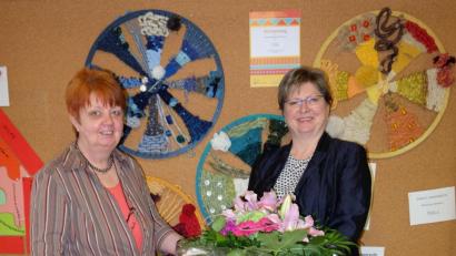 Bild: Mittelschule Mitterteich/exb
Lehrerin Monika Beer-Helm (links) nahm am Freitag Abschied von der Mittelschule Mitterteich. Rektorin Gisela Kastner würdigte ihren Einsatz und überreichte ein Präsent.