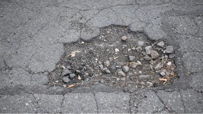 Bild: sck
Löcher wie dieses tun sich in der Asphaltdecke der Hopfenoher Straße an vielen Stellen auf.