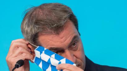 Bild: Peter Kneffel/dpa
Markus Söder (CSU), Ministerpräsident von Bayern, möchte nach dem Corona-Ausbruch auf einem Gurkenhof in Mamming ähnliche Betriebe in den Mittelpunkt weiterer Maßnahmen stellen.