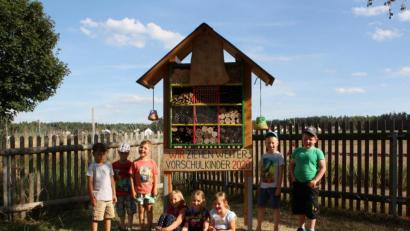 Bild: bjp
Ein "Adlon" für Wildbiene, Schlupfwespe & Co ist das Insektenhotel, das die Eltern der scheidenden Vorschulkindergruppe als Dankeschön für das Personal des Trabitzer Kindergartens gezimmert haben. Ab September beginnen die Kinder ihre neue "Karriere" als Abc-Schützen an den umliegenden Grundschulen.