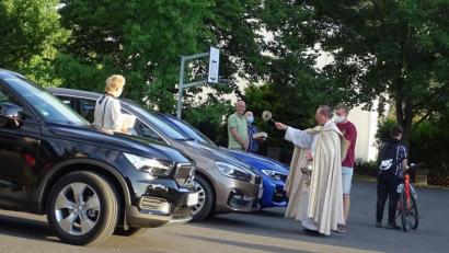 Bild: hl
Auf dem Schulhof segnete Pfarrer Heribert Stretz die dort abgestellten Fahrzeuge.