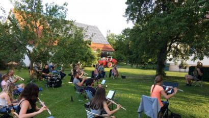 Bild: amö
Die Aktiven der Blaskapelle Kunschir probten im Garten der Familie Hutzler.