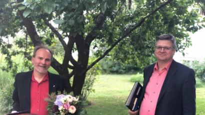 Bild: exb
Karl Georg Haubelt (links) wurde durch Dekan Karlhermann Schötz für seinen langjährigen Einsatz gewürdigt