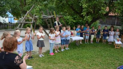 Bild: jr
Mit einer festlichen Andacht endete am Freitag im Kinderhaus „Mutter vom guten Rat“ in Konnersreuth die Kindergartenzeit für 16 Mädchen und Buben. Mit im Bild Pfarrseelsorger Pater Benedikt Leitmayr (hinten, Mitte).