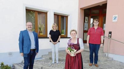 Bild: bk
Eine langjährige Lehrerin der Josef-Voit-Grundschule verabschiedet (von links): Bürgermeister Uwe König (links) Elternbeiratsvorsitzende Dagmar Schwirzer, Annemarie Stubenvoll und Geschäftsleiter Max Heindl.