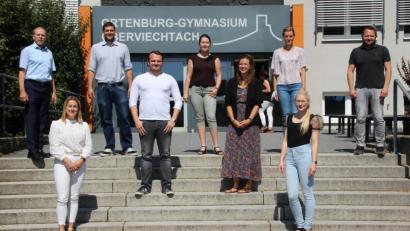 Bild: lg
Schulleiter Ludwig Pfeiffer (links) dankte zum Schuljahrsende den scheidenden Lehrkräften für ihren Einsatz am Ortenburg-Gymnasium.