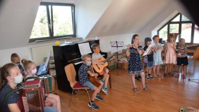 Bild: fz
Steirische oder Gitarre ja, Flöte geht aber nicht mit Mundschutz.