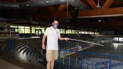 Bild: gb
Franz Vodermeier, Geschäftsführer der Blue-Devils-Spielbetriebs-GmbH, mit dem Meterstab im Stadion: Das Hygiene- und Zuschauerkonzept für die Weidener Hans-Schröpf-Arena steht.