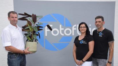 Bild: fz
Zweiter Bürgermeister Ralf Reinold (von links) gratuliert Michaela und Frank Völkl.