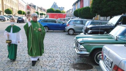 Bild: do
Stadtpfarrer Thomas Jeschner segnet vor der Kirche und auf dem Marienplatz die Fahrzeuge. Unterstützung bekommt der Ortsgeistliche von dem Aushilfsvikar.