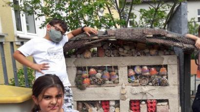 Bild: sm
Schüler der Grundschule Altenstadt/WN mit ihrem Insektenhotel.