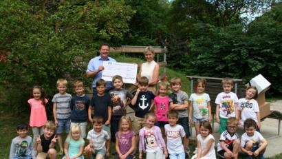 Bild: fpoz
Freude über die finanzielle Unterstützung: Im Bild Olaf Korf und Kinderhausleiterin Silke Weinhold mit einigen Mädchen und Jungen des Kinderhauses Sankt Sebastian.
