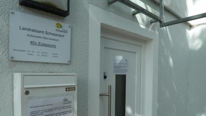 Bild: Portner
Am Briefkasten und an der Eingangstüre zur Zulassungsstelle in Oberviechtach wird informiert, dass der reguläre Dienstbetrieb zur Zeit nicht aufrechterhalten werden kann.