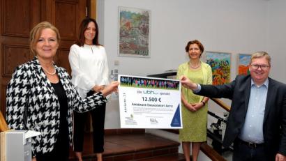 Bild: Stephan Huber
Hazel Davidson (von links) und Kerstin Malek von der ubh-Group in Ebermannsdorf überreichen eine Spende über 12.500 Euro an Catherine Dill und Oberbürgermeister Michael Cerny für die Freiwilligenagentur Amberg.