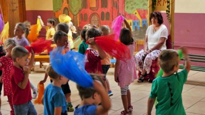 Bild: wbe
Mit einem Hauch von Wehmut schaut Kinderpflegerin Irmgard Beck (im Hintergrund) ihren Schützlingen beim Tüchertanz zu.