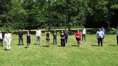 Bild: ubb
Uschi Huber und ihr Lehrerkollegium sind sehr stolz auf ihre Schüler, die ihren Abschluss in der Krise bestens gemeistert haben. Im Bild von links Adriano Huber, Schulleiterin Uschi Huber, Noah Klieber, Studienrätin Sabine Hofmann, Leo Gmeiner, Lea Klinnert, Timo Gleißner, Denise Brandl, Verena Heilig, Lyan Altrock, Emilio Dimasi, Pascal Thoma sowie Studienrat und Klassenleiter Wolfgang Dütsch. Einem Schüler wurde das Zeugnis nach Hause geschickt, da er zur besonders gefährdeten Personengruppe gehört und nicht kommen konnte.