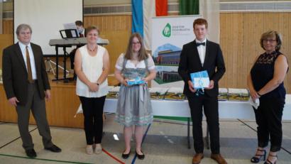 Bild: weu
Elternbeiratsvorsitzende Petra Meier (rechts) und ihre Stellvertreterin Ulrike Maier überreichten im Namen des Elternbeirates den Ehrenamtspreis an Theresa Hammer und Markus Kulzer. Rektor Werner Winderl (libnks) gratulierte den Schülern.