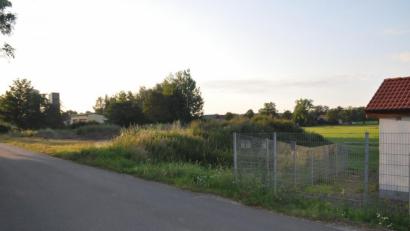 Bild: ak
An der Gemeindeverbindungsstraße nach Roslas, wo jetzt noch Bauaushub lagert, sollen künftig die Bürger ihre Grünabfälle in Boxen entsorgen können.