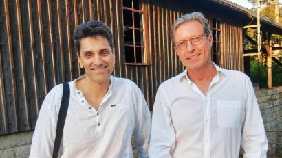 Bild: ld
Eine mögliche Zusammenarbeit für einen Imagefilm über die Region stellte Regisseur Nedy John Cross (links) bei einem Gespräch mit Alexander Büscher am Goetz-Areal in Aussicht.