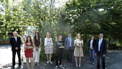 Bild: pad
Die Krötensee-Mittelschule ehrt ihre Besten (von links): Konrektor Harald Röbl, Ashante Roach (M10.2, Notenschnitt 1,11), Elternbeiratsvorsitzende Doris Hecht, Bürgermeisterin Brigitte Bachmann (Gemeinde Birgland), Raffael Reiff (M10.2, Notenschnitt 1,33); Zweiter Bürgermeister Günther Koller (Stadt Sulzbach-Rosenberg), Svenja Schmid (M10.2, Notenschnitt 1,33), Lehrerin Andrea Schall und Rektor Peter Danninger.