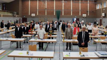 Bild: stg
Insgesamt 32 bisherige Kreisräte mit einer Mitgliedschaft zwischen sechs und 42 Jahren verabschiedete Landrat Roland Grillmeier (l.) am Freitag in der Mehrzweckhalle Kemnath.