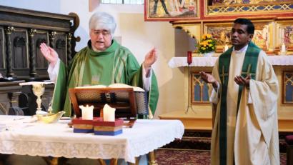 Bild: do
Mit Vikar Antony Irudayaraj Durairaj (rechts) begrüßt Stadtpfarrer Thomas Jeschner in der Pfarrei St. Laurentius einen Aushilfspriester, der als Teil einer "Task Force" der Diözese eingesetzt wird.