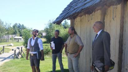 Bild: awo
Landtagsabgeordneter Jürgen Mistol informierte sich über den Natur- und Umweltpädagogikbereich zum „Grünen Band“, der auf einem Areal am Geschichtspark entstehen soll. Im Bild von links: Projektleiter Michael Winkler, Vorsitzender Alfred Wolf, wissenschaftlicher Leiter Stefan Wolters und MdL Jürgen Mistol.
