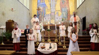 Bild: Kunz
Die ersten sechs Kommunionkinder der Pfarrei Herz Jesu.