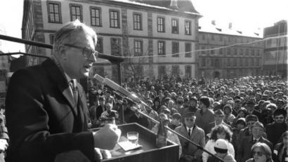 Bild: Heinz Wieseler/dpa
Als Kanzlerkandidat der SPD: Hans-Jochen Vogel auf einer Wahlkampfveranstaltung in Hessen. Der frühere SPD-Chef starb am Sonntag im Alter von 94 Jahren in München nach langer Krankheit.